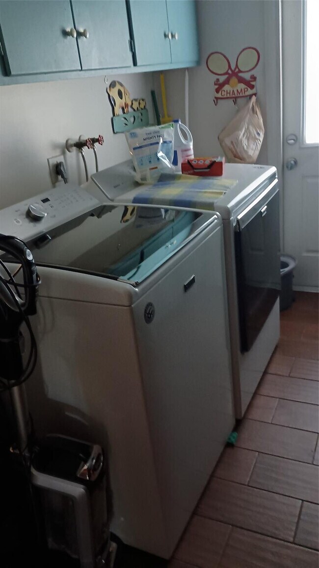 Building Photo - 803 NE 21st Dr