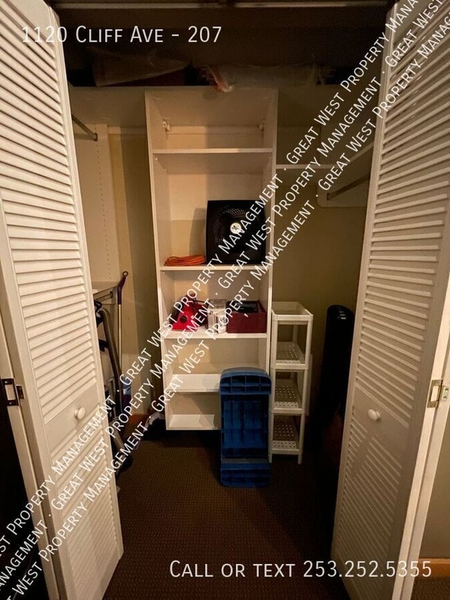 Building Photo - 1120 E Cliff Ave