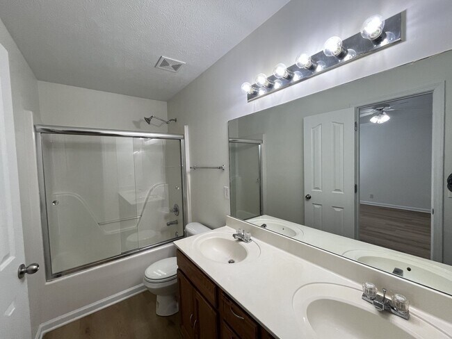Building Photo - FRESHLY UPDATED RENTAL W/ FIREPLACE & FENC...