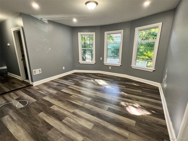 Building Photo - 58 Lincoln Ave