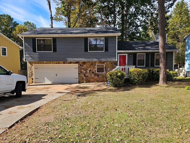 Double car garage and spacious back in front yard. - 5682 Pennybrook Ct