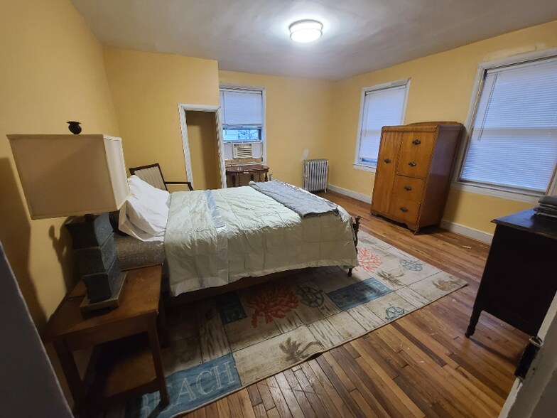 Building Photo - 258 Ann St