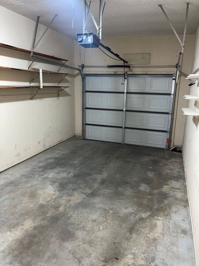 Building Photo - Charming 3-Bedroom with Fenced Yard & Cove...