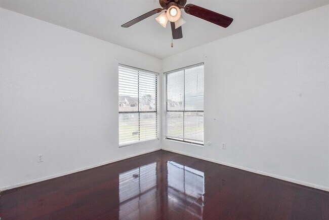 Building Photo - 8405 Wilcrest Dr