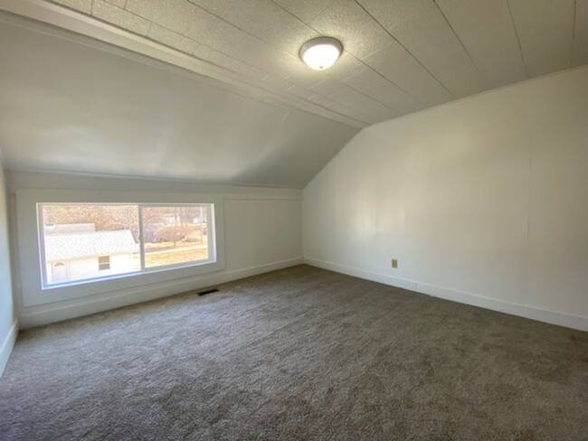 Building Photo - 3 Bedroom 1.5 Bathroom Unit Available in U...