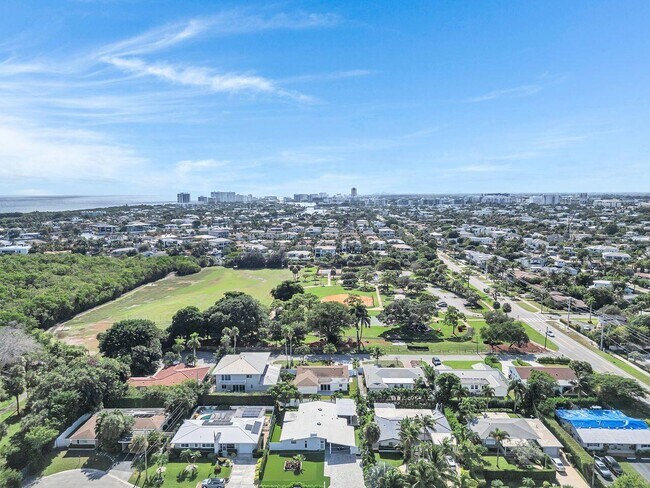 Building Photo - 530 NE 17th St