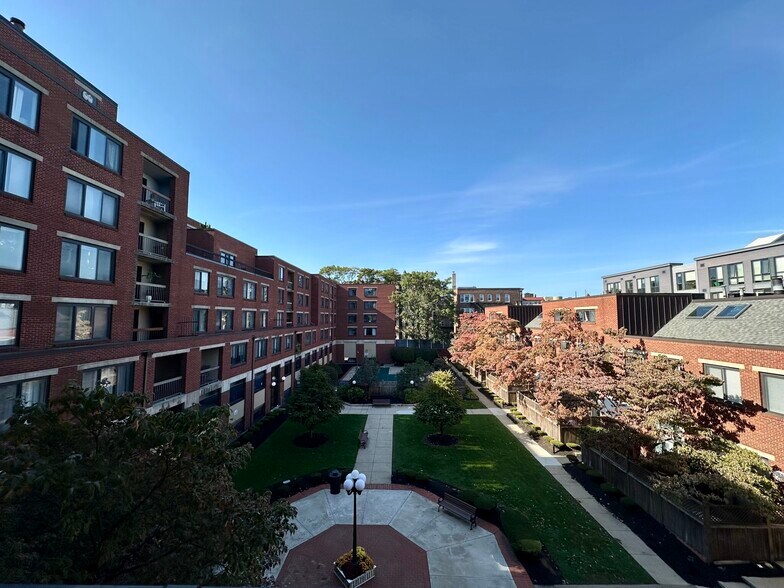 Building Photo - 85 Brainerd Rd