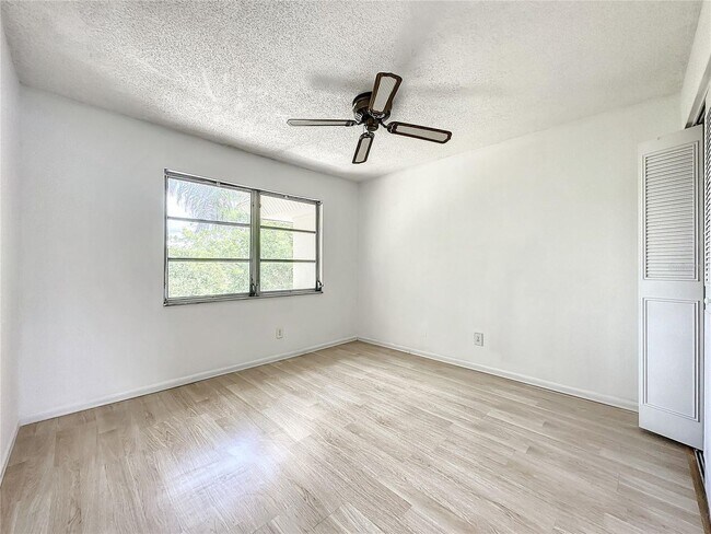 Building Photo - 3 Bedroom, 2.5 Bath home with upgraded kitchen, close to beaches, restaurants, and downtown!!