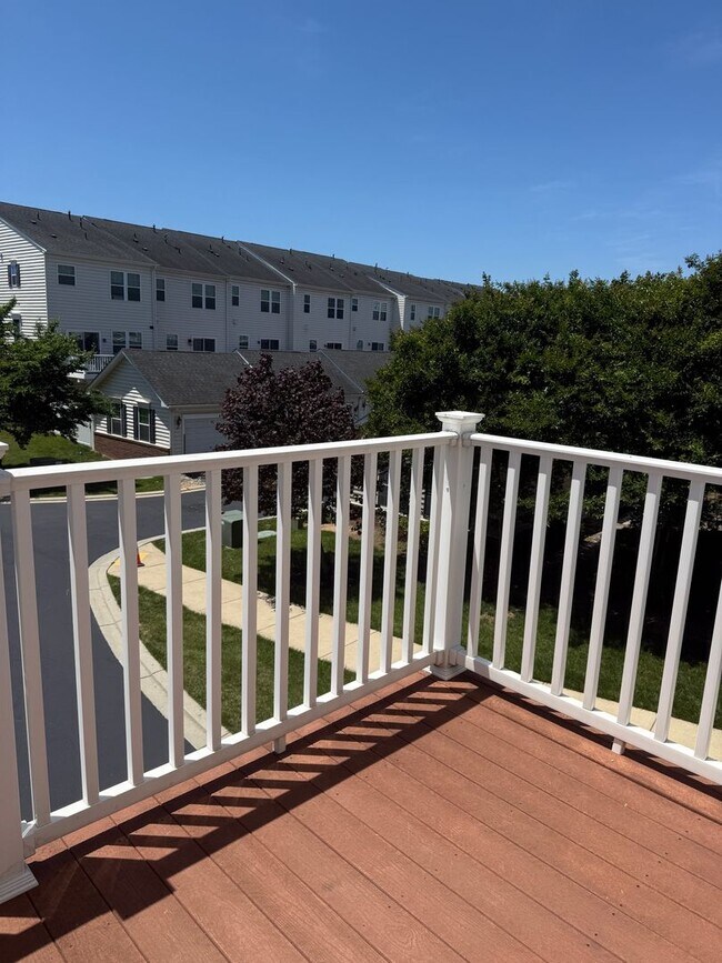 Building Photo - Well Maintain Townhome in Market Square!