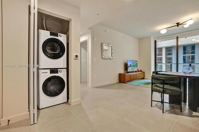 Building Photo - 11 NE 6th St