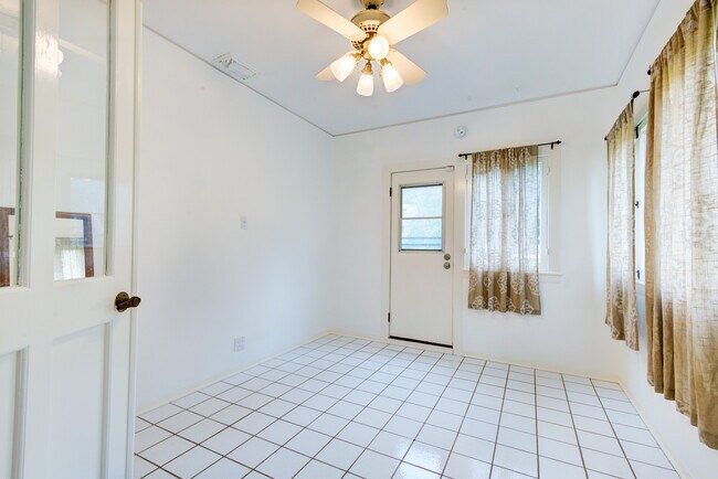 Building Photo - 556 Radcliffe Ave