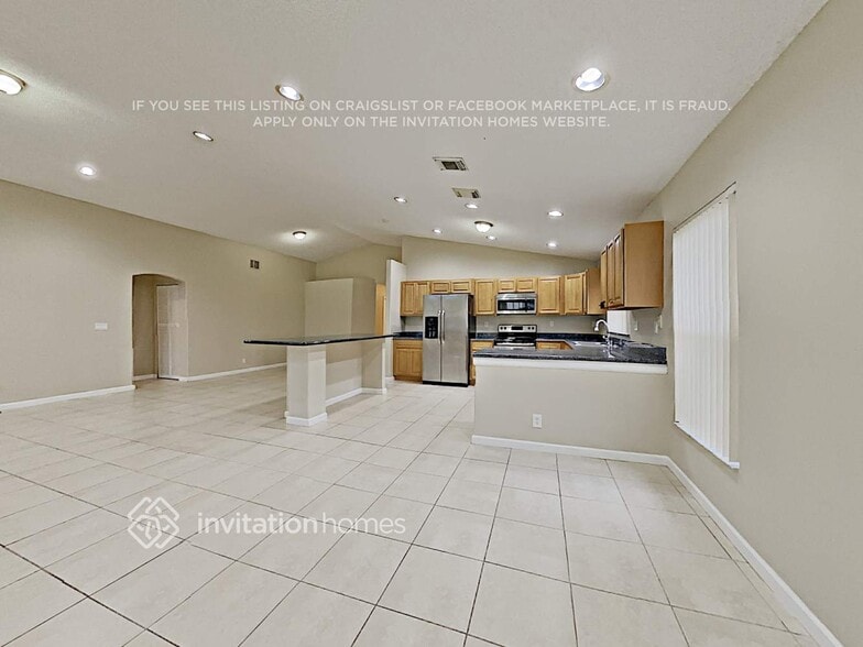 Building Photo - 4929 SW 33rd Ave