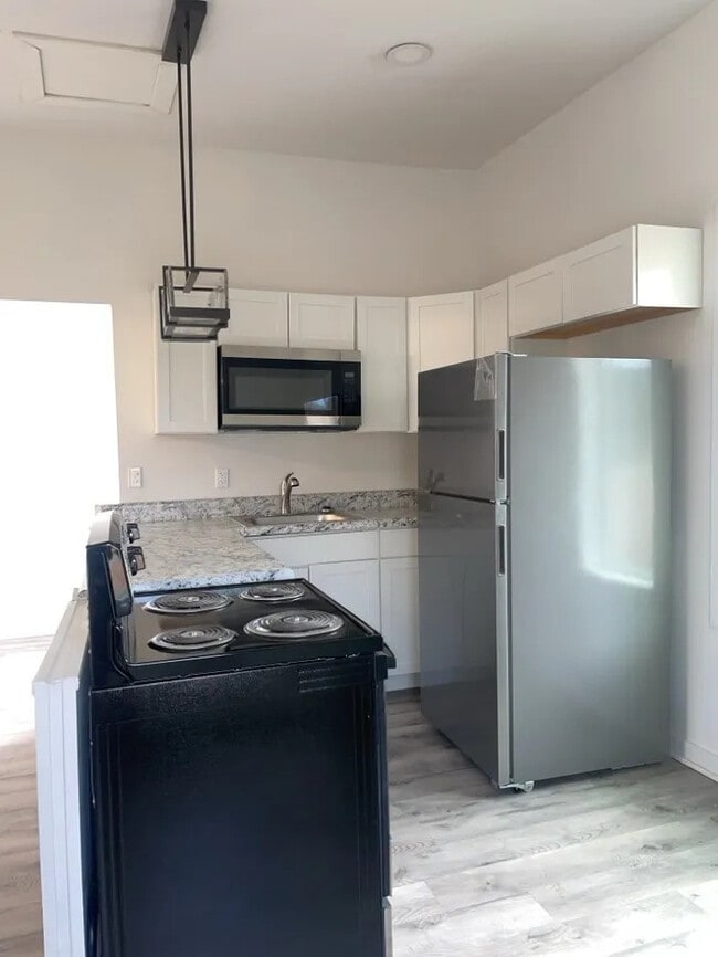 Building Photo - 3 Bedroom 2 Bathroom