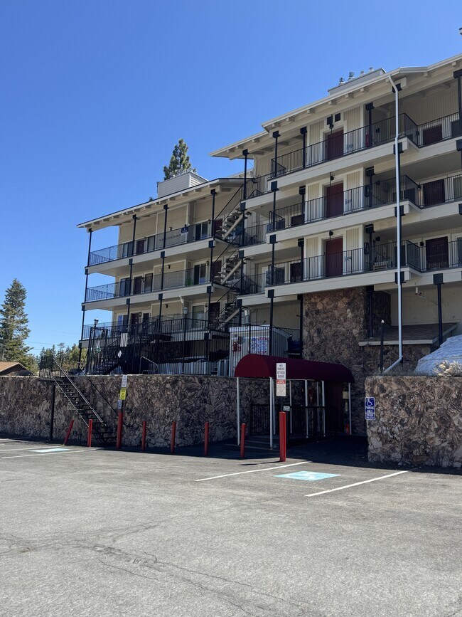 Building Photo - 495 Tramway Dr