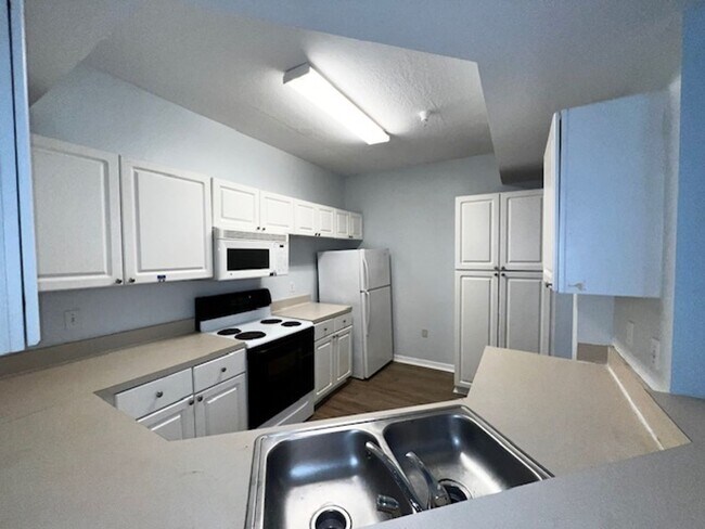 Building Photo - MOVE IN NOW! 2x2 WITH FRESH INTERIOR PAINT & LAMINATE WOOD FLOORING! PRIVATE BALCONY!!!