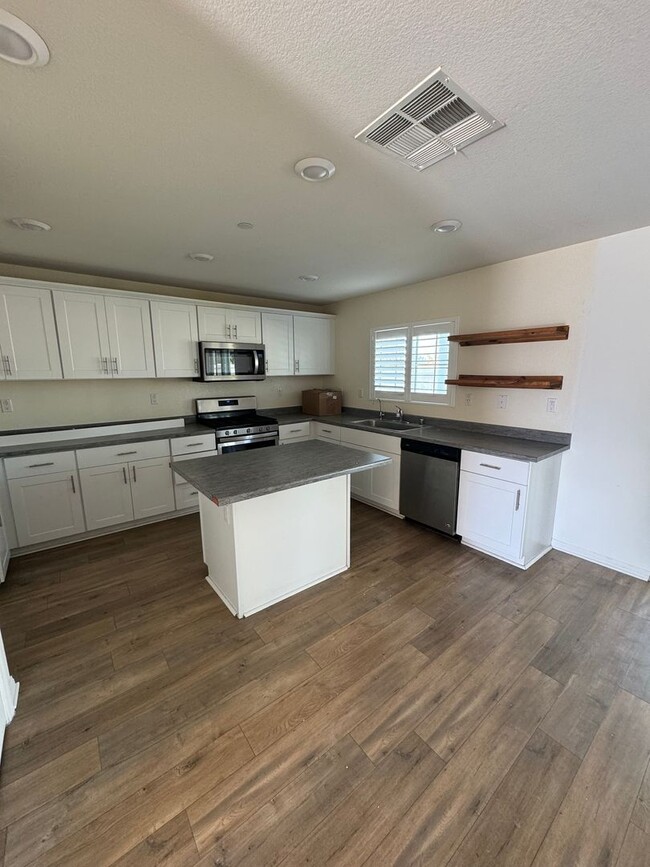 Building Photo - Beautiful Home in Perris