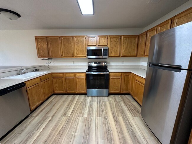 Building Photo - Caledonia Condo! Two Bedroom - Two Full Ba...