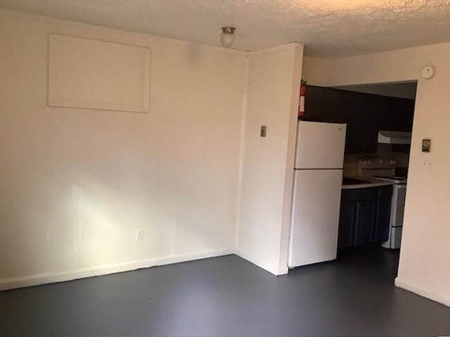 Building Photo - 13 Rainbow Forest Dr