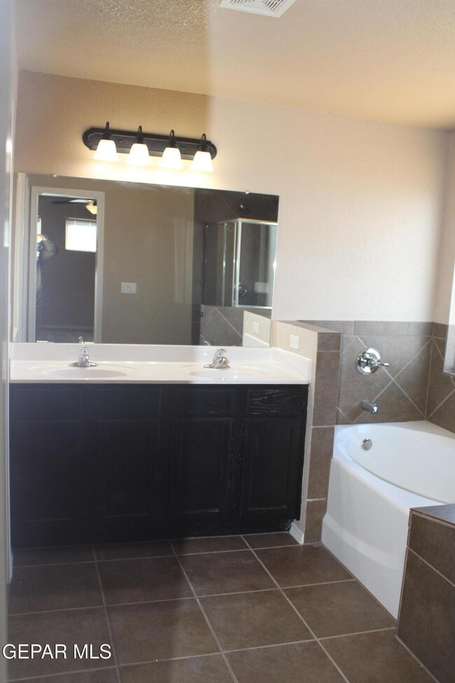 Building Photo - 3100 Amistoso St