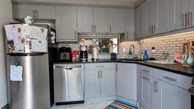 Building Photo - 2 Bed 1.5 Bath Condo