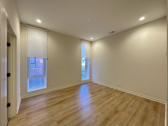 Building Photo - 6340 W Belmont Ave