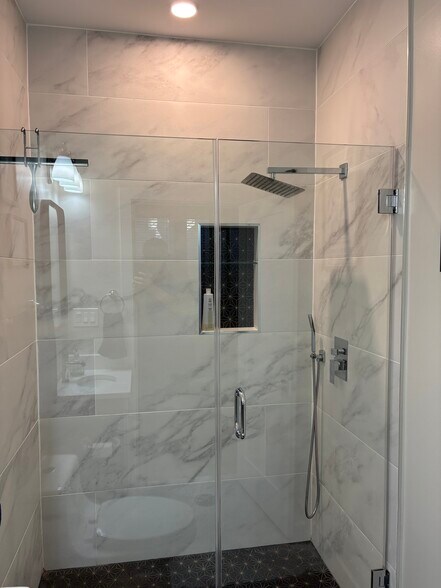 Building Photo - 2556 University Pl NW