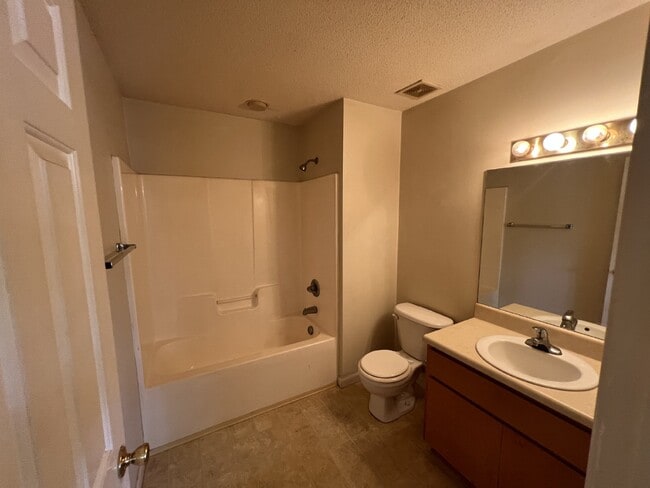 Building Photo - Apartment For Rent