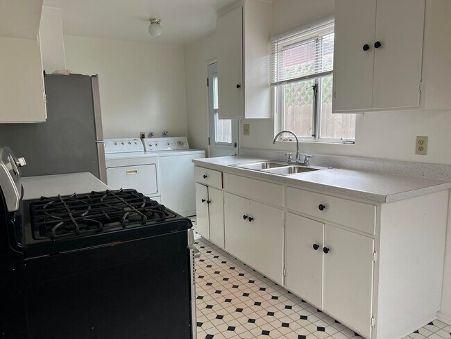 Building Photo - Ash Ave.