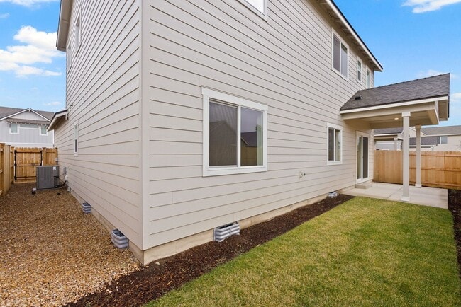 Building Photo - 4 bedroom home in desirable neighborhood