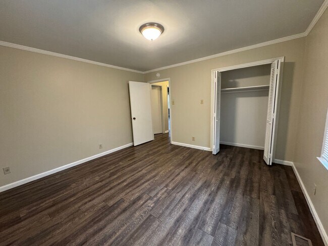 Building Photo - MOVE-IN READY!