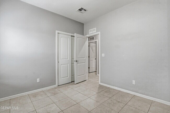 Building Photo - 11500 Summer Dr