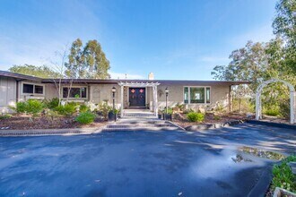 Building Photo - Beautiful Single Level 5 Bed 4 Bath Home i...