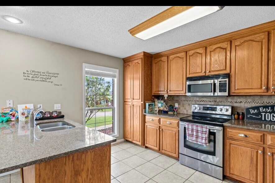 Kitchen - 108 Fieldstone Dr