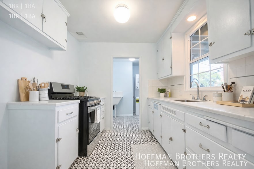 Building Photo - 1232 Ridgeley Dr