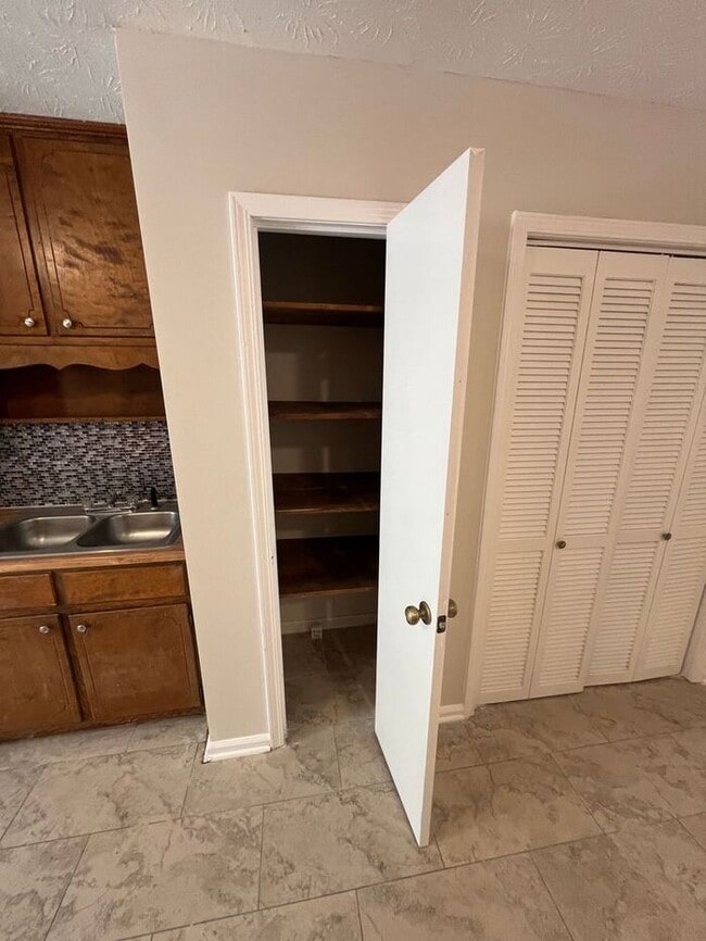 Building Photo - Beautiful 2 bedroom 2 bathroom ranch duplex Now Ready!