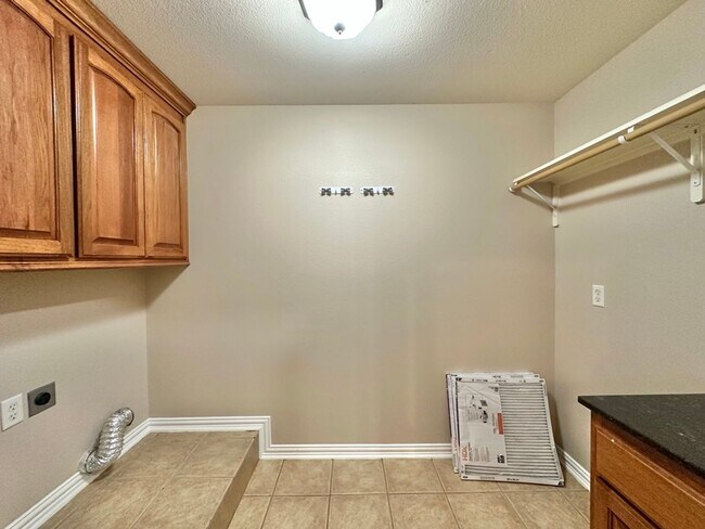 Building Photo - 2040 Yasmeen Cir