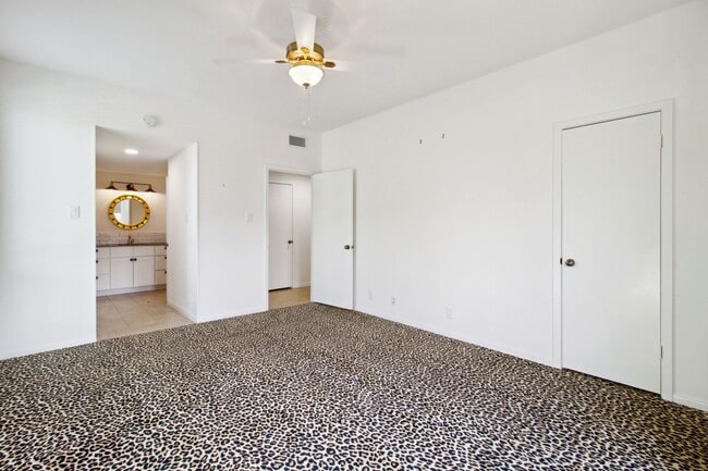 Building Photo - Spacious townhouse for rent! CPS & WATER INCLUDED WITH RENT !