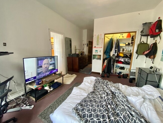 Building Photo - Awesome value four bedroom in Brookline