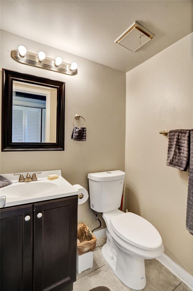 Building Photo - 3014 Cornwall A