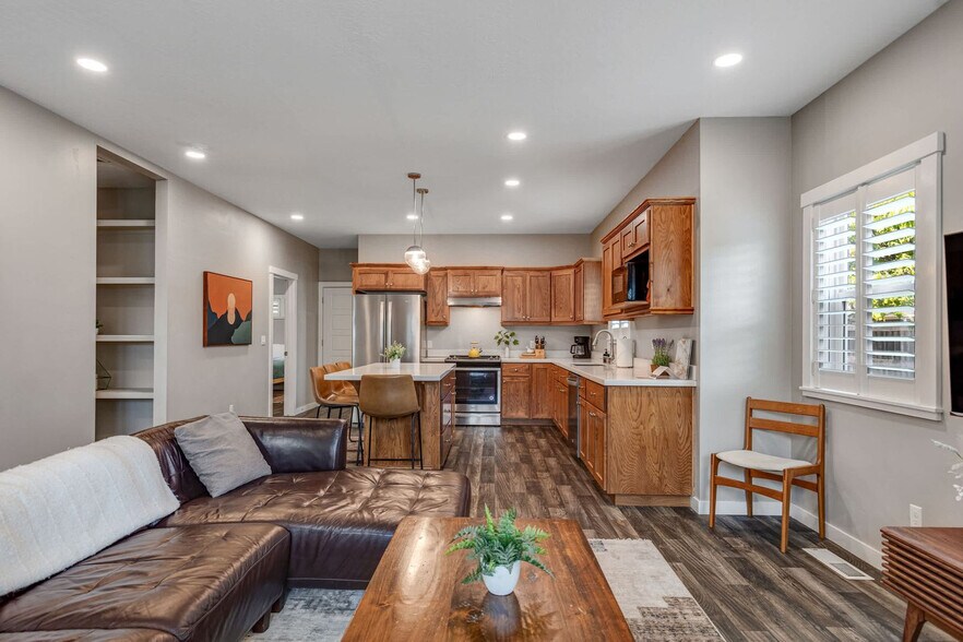 Building Photo - 1800 W Idaho St