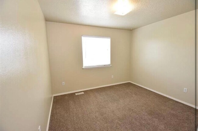 Building Photo - 3341 N Maplestone Ave