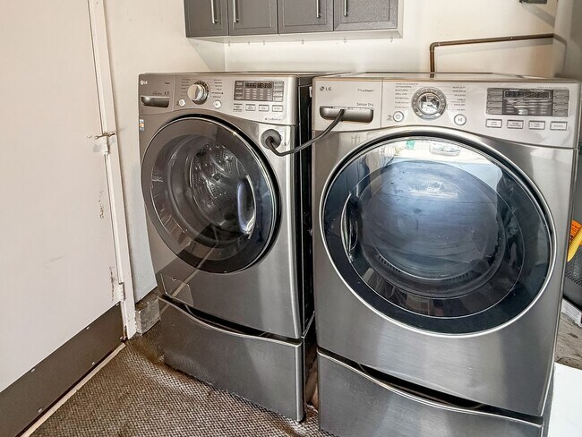 Building Photo - Beautiful 3B/2BA House w/ Attached Garage ...