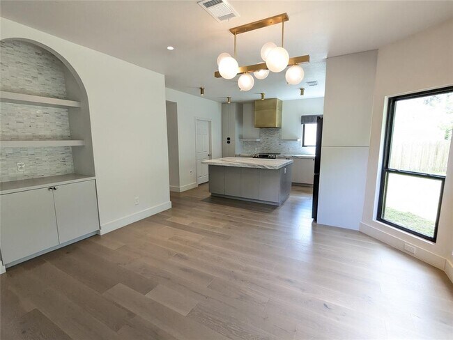 Building Photo - 9257 Scenic Bluff Dr
