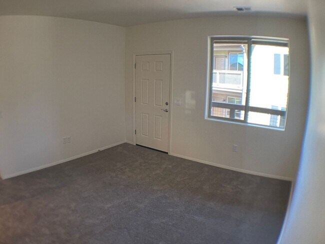Building Photo - MOVE IN READY! Top-Floor Condo in the Hear...