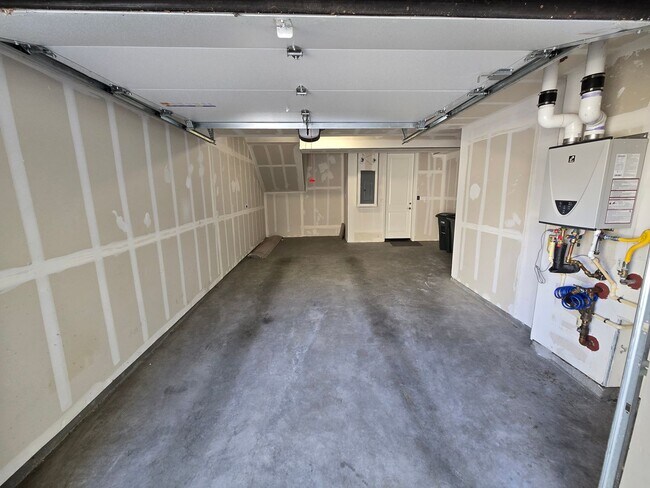Building Photo - Beautiful 2 Bedroom 2 Bath Townhome in Dublin