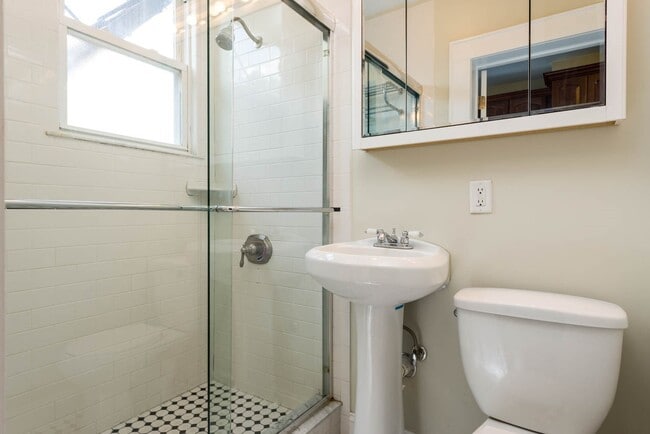 Building Photo - 532 Adams St