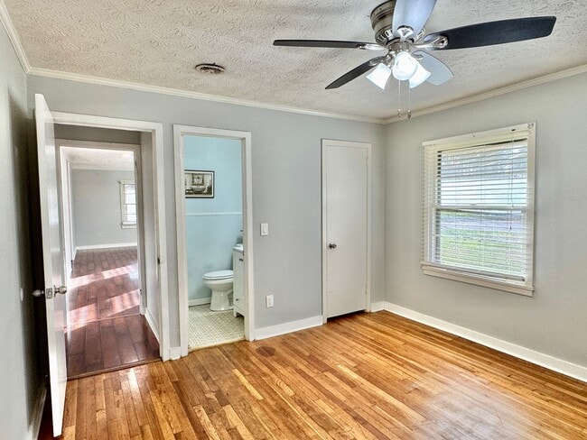 Building Photo - Inviting 3-Bedroom, 1.5-bath