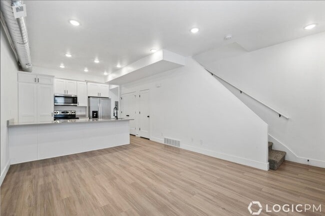 Building Photo - Stunning Mid-Row Townhome Near Downtown SLC!