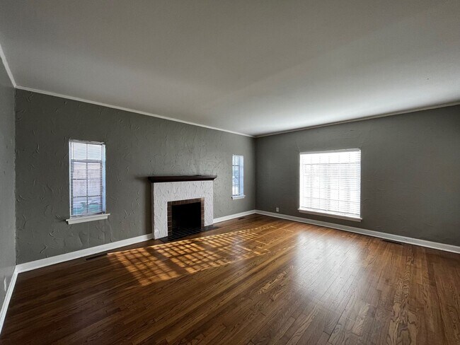 Building Photo - Historic Duplex near Plaza district!