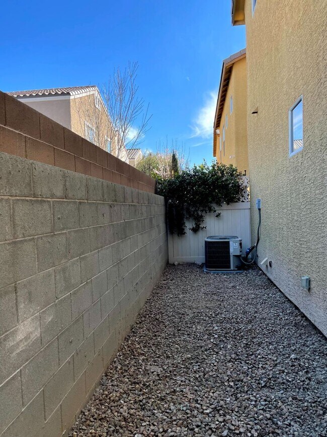 Building Photo - DARLING 3 BEDROOM, 2.5 BATH LOCATED IN GAT...